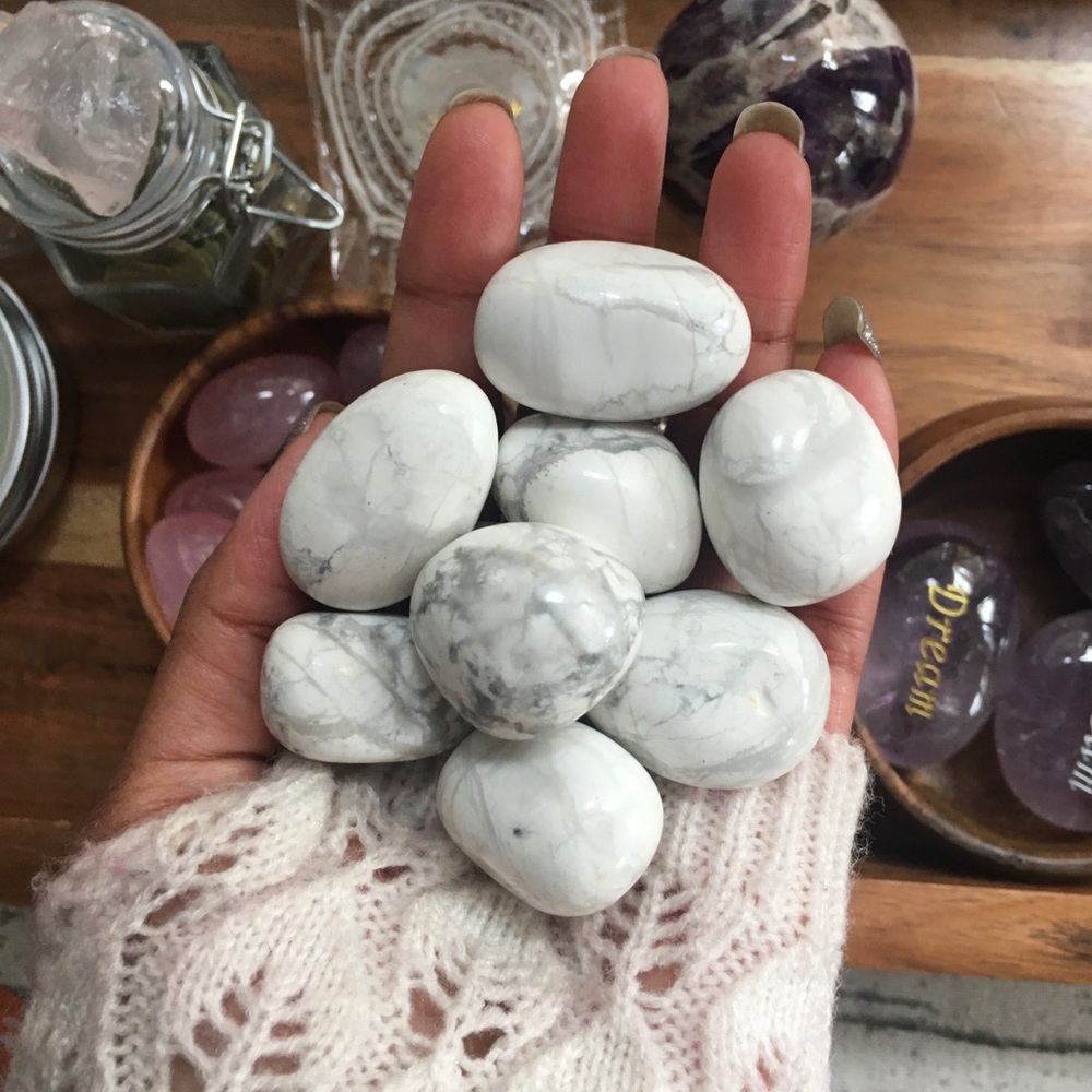 Howlite Tumbles (1pcs) Random selection. - Picture 3 of 5